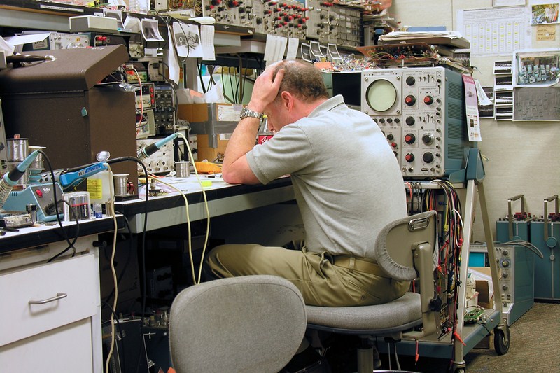 Jim Williams en el trabajo en Linear Technology, 2004